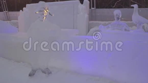 冰人雕塑矗立在冬城的酒吧里一个人的雕塑站在冰制的酒吧里冰冰视频的预览图