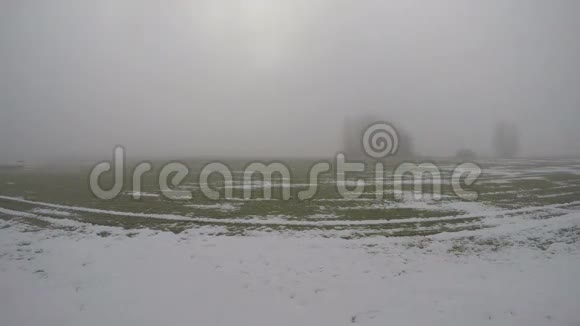 清晨雾在田野里时间流逝4K视频的预览图