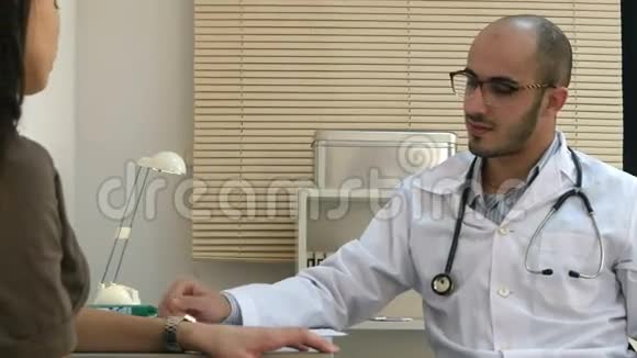 阿拉伯男性医生向女性患者解释心脏造影视频的预览图