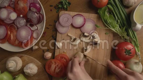 女性手切香菜蘑菇视频的预览图