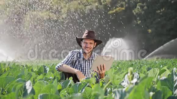 幸福农民使用数字平板电脑的肖像视频的预览图