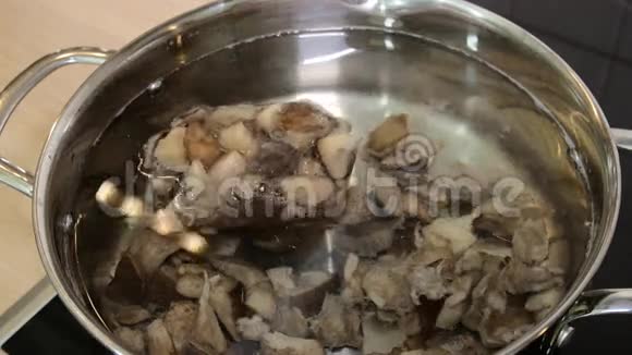 锅里的蘑菇时光流逝视频的预览图