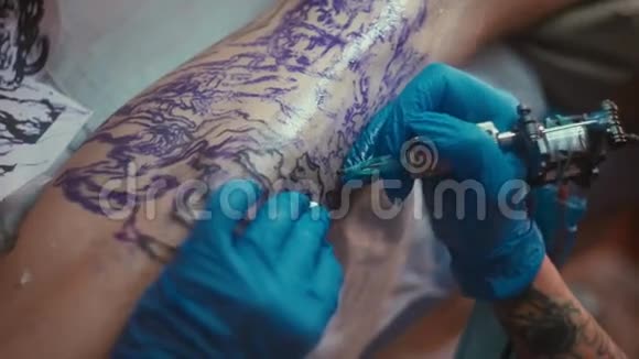 医用无菌手套中的Aster纹身在病人腿上的图案视频的预览图