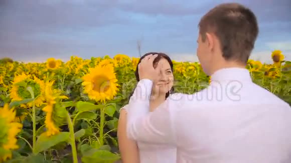 恋爱中的情侣被向日葵包围着视频的预览图