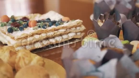 盘子上的糕点制品装饰在餐桌上视频的预览图