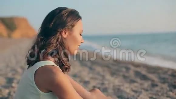 坐在海边的性感女孩视频的预览图