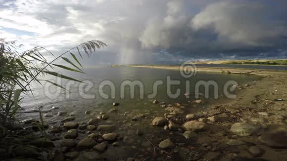 库伦泻湖石岸4K码头视频的预览图