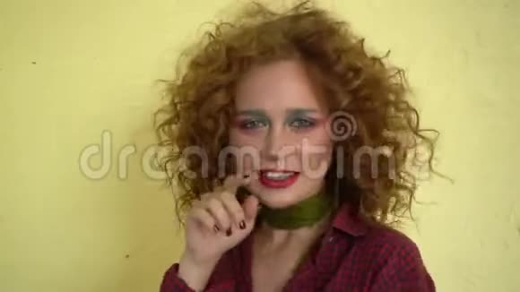 年轻女子穿着70年代的复古服装在演播室里摆出一个姿势迪斯科夫视频的预览图