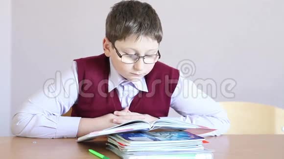戴眼镜的男孩在看书视频的预览图