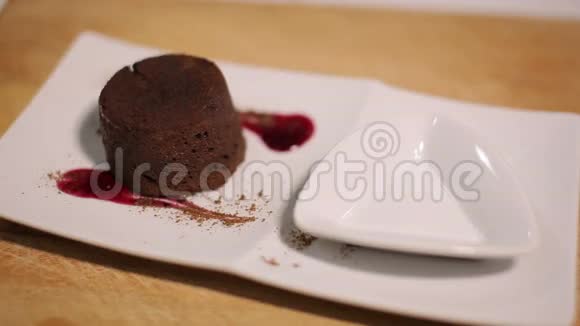 加甜浆果酱和冰淇淋的巧克力火锅视频的预览图