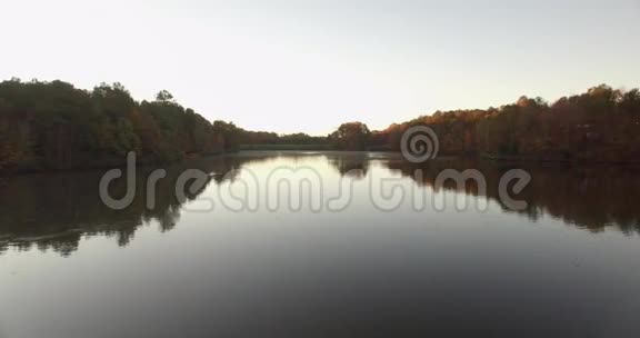 北卡罗来纳州湖上风景如画的空中影像视频的预览图