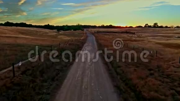 日落时草原牧场视频的预览图