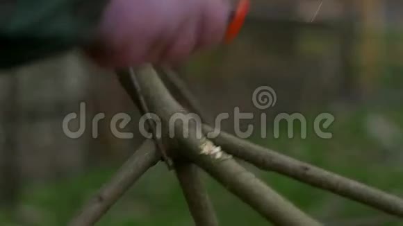 人在公园用刀砍干树枝春天视频的预览图