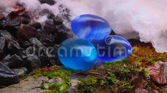 蓝色的石头冥想春天的雾视频的预览图