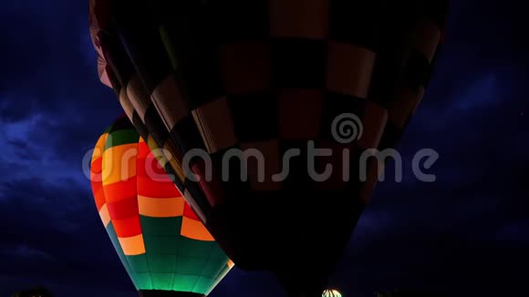热气球与燃烧器火焰在夜间发光视频的预览图