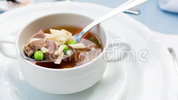 一碗美味的牛肉和大麦汤里面有胡萝卜番茄土豆芹菜和豌豆视频的预览图