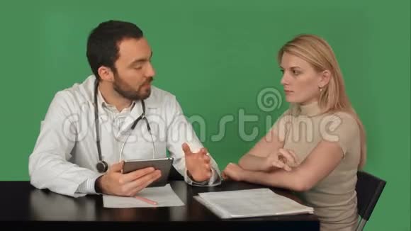 一个面目全非的医生在小便时视频的预览图