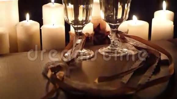 两杯漂亮的葡萄酒和丝带背景是蜡烛高清视频的预览图