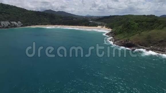 一架直升机上漂亮的亚洲海滨绿树成荫视频的预览图