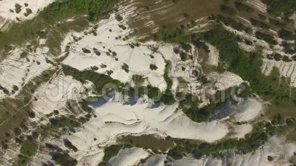 在白岩山上空飞行有高原和峡谷空中视频视频的预览图