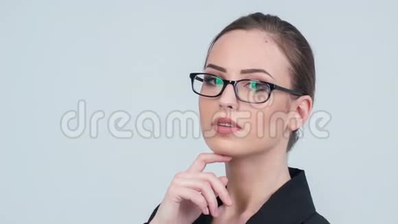 戴眼镜的女人的画像视频的预览图