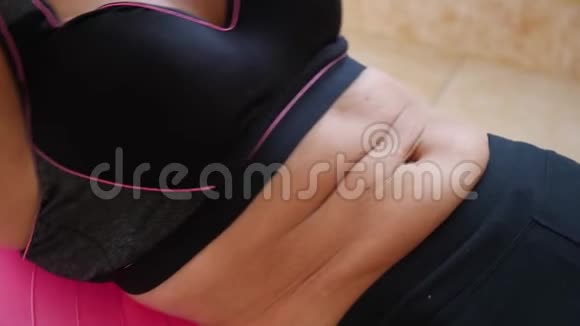 这位女士用健身球特写慢动作训练运动时腹部皮肤的运动视频的预览图