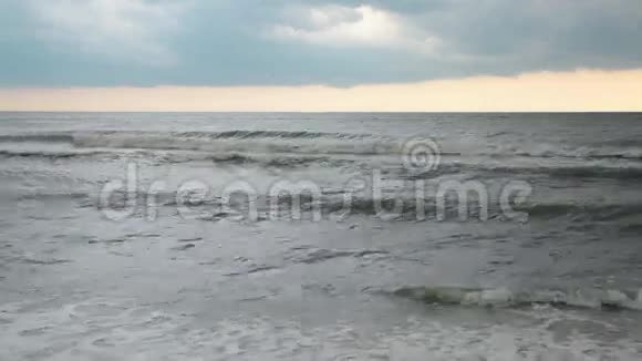 强浪海恶劣天气暴风雨般的天空笼罩着大海视频的预览图