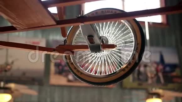 蒸汽朋克飞行装置的轮子视频的预览图