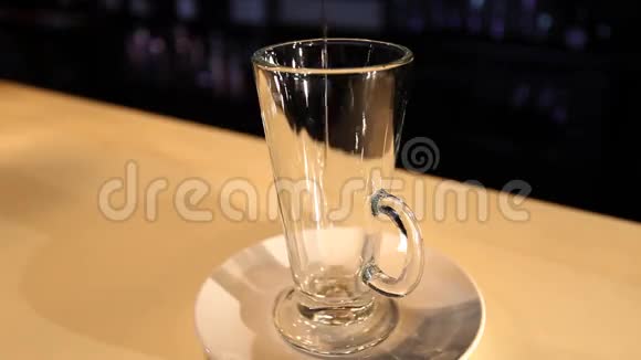 在鸡尾酒杯中加入酒精喷糖浆视频的预览图
