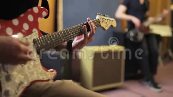 两只手在玩电动吉他视频的预览图