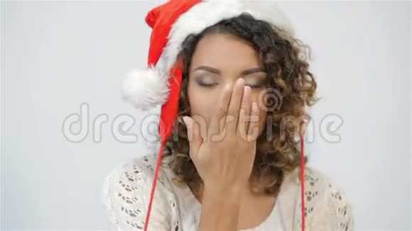 戴着圣诞帽的漂亮女士接吻视频的预览图