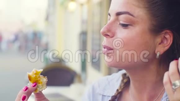 年轻女人吃饼干的肖像视频的预览图