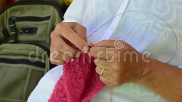 一位编红羊毛的老妇人的手视频的预览图