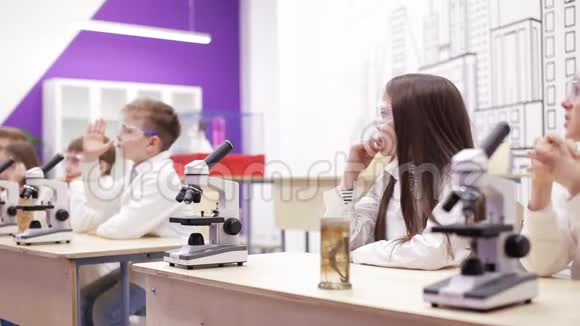 孩子们在学校实验室研究显微镜生物化学视频的预览图