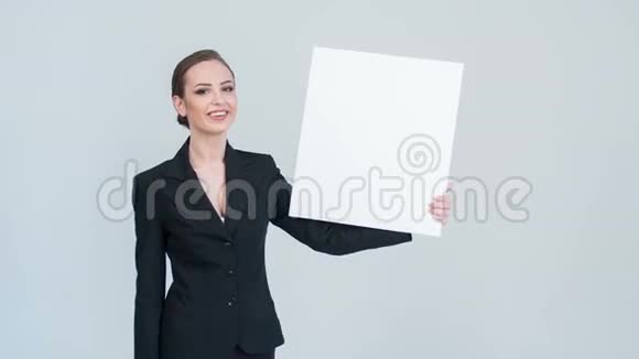 手持白纸的女士现场摄像机视频的预览图