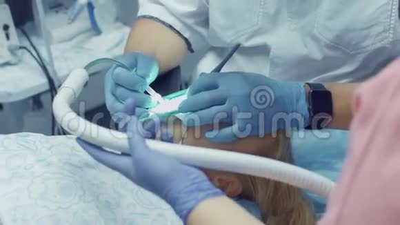 关闭女性患者面部牙齿治疗视频的预览图