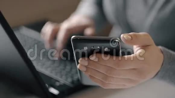 一个女人用笔记本电脑和智能手机工作视频的预览图