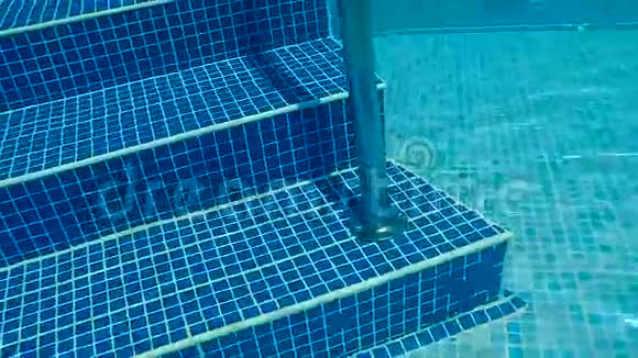 水下游泳池楼梯视频的预览图