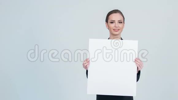 漂亮的女人在放白纸视频的预览图