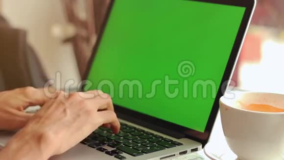 在带有绿色屏幕的咖啡馆用笔记本电脑特写男性手视频的预览图