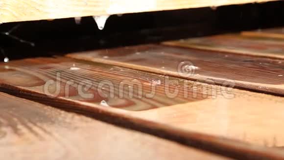 木材木板上的水滴视频的预览图