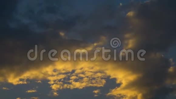 夕阳中带云的蓝天视频的预览图