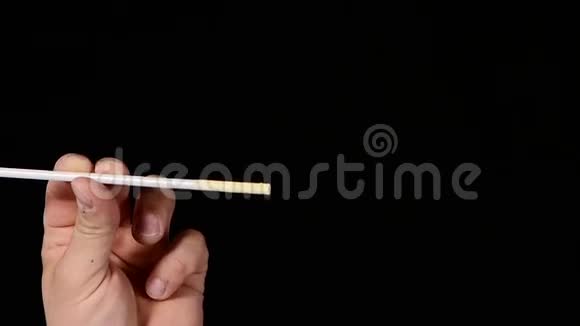 化验师用吸管吸火慢动作视频的预览图