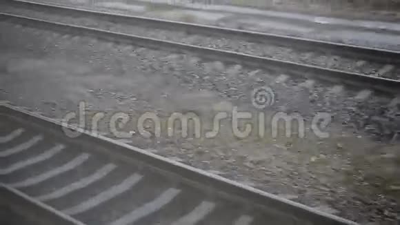 铁路两列火车从车窗外观看视频的预览图