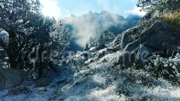 徒步下山冬季山体景观视频的预览图