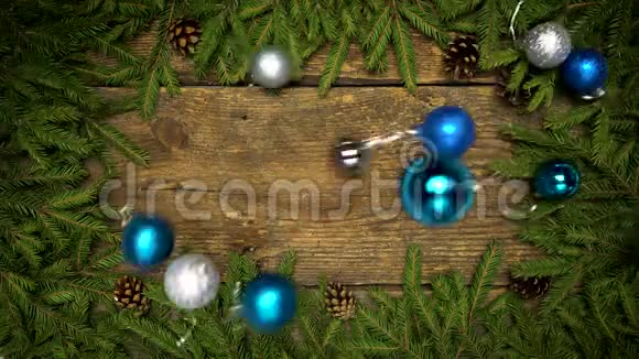 圣诞装饰落在木制背景上冷杉树枝和锥准备为您的设计寒假视频的预览图