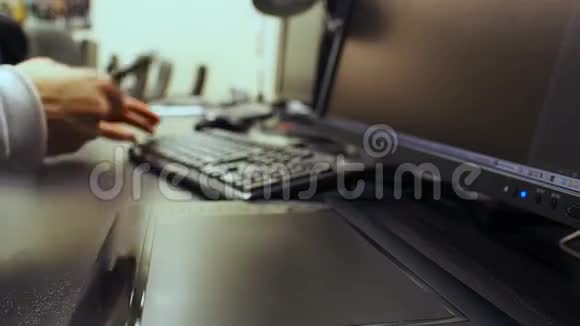 键盘33男性手的特写使用图形平板和键盘打开并在液晶显示器上键入文档视频的预览图