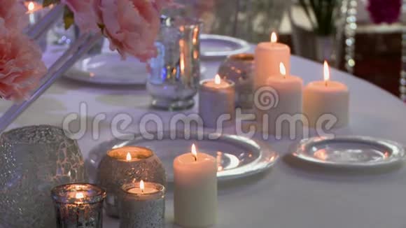点燃婚礼桌上的蜡烛特写视频的预览图