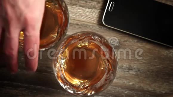 木桌上放冰的威士忌视频的预览图