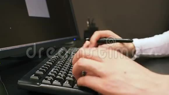 键盘29男性手部特写使用液晶显示器上的图形平板和键盘打字文档视频的预览图